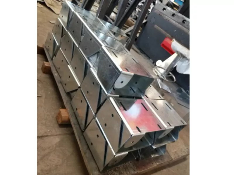 Piegatura di parti tagliate al laser, fabbricazione di staffe metalliche